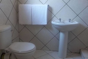 Quarto casal | Banheiro | Chuveiro, produtos de toalete grátis