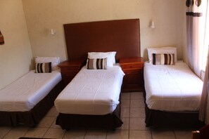 Quarto duplo, 3 camas de solteiro | Escrivaninha, camas extras/dobráveis (sobretaxa), Wi-Fi de cortesia