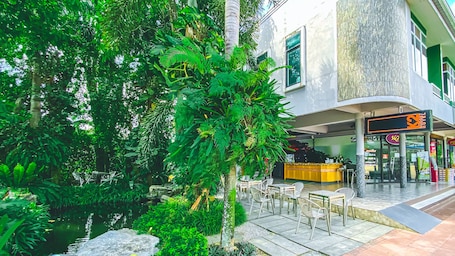 Garden. K2 Hotel at Thachang