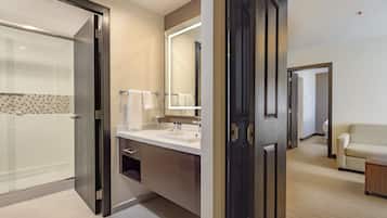 Suite, 2 habitaciones, cocina | Baño | Tina profunda, regadera tipo lluvia, amenidades de baño gratuitas