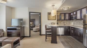 Suite, 2 Schlafzimmer, Küche | Schreibtisch, Bügeleisen/Bügelbrett, kostenloses WLAN