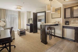 A modern hotel room with a dining area, kitchenette, and a large mirror. - Staybridge Suites Silao by IHG (Silao)