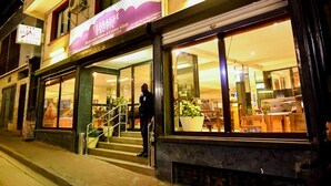 Un restaurante con un letrero que dice 'Terrasse Exotic Mixte'.