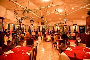 2 restaurants, breakfast, lunch, dinner served; Indian cuisine - Anjary Hôtel (Antananarivo)