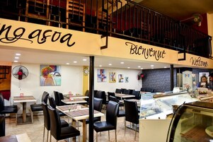 2 restaurants; breakfast, lunch, and dinner served