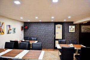 2 restaurantes; se sirve desayuno, almuerzo y cena; cocina india