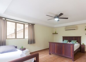 Habitación triple | Baño | Regadera, amenidades de baño gratuitas, toallas 