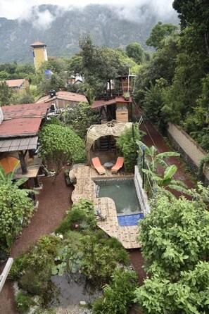 Una piscina al aire libre, tumbonas