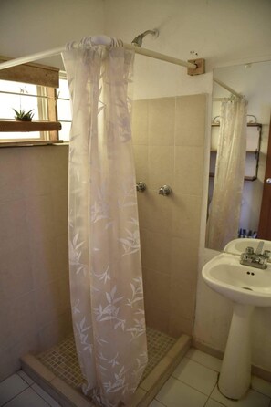 Habitación tradicional | Baño | Ducha y toallas