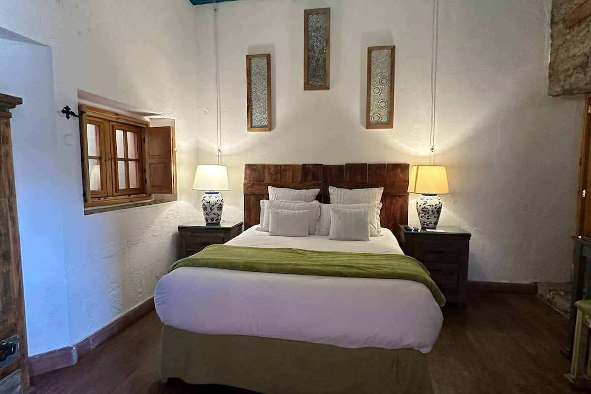 deluxe room, 1 queen bed | 1 bedroom, premium bedding, down duvets, individually decorated