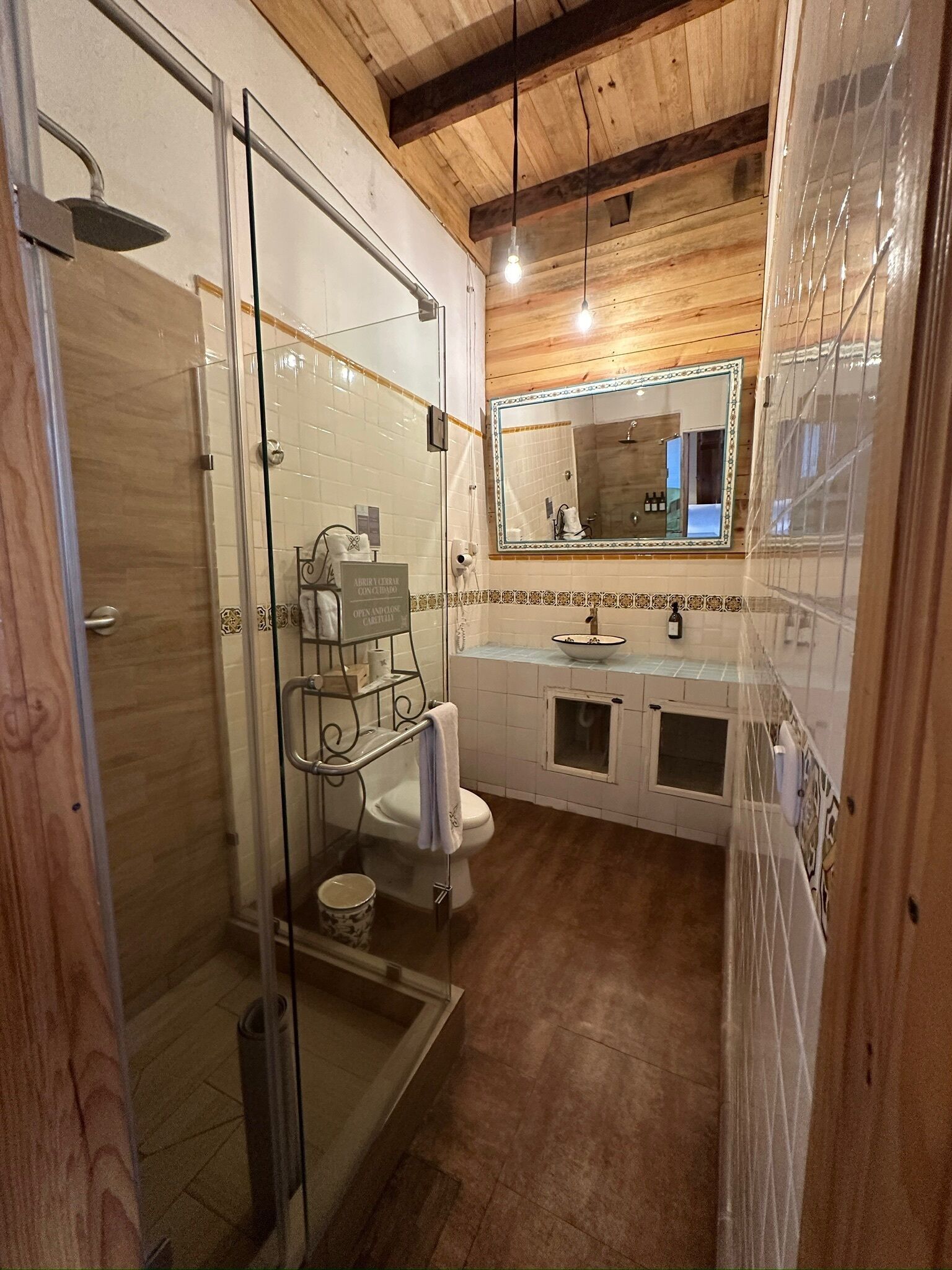 deluxe room | bathroom | free toiletries, slippers, towels