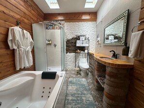 Luxury Room | Bathroom | Free toiletries, slippers, towels - Hotel Boutique Casa Morasan (Quetzaltenango)