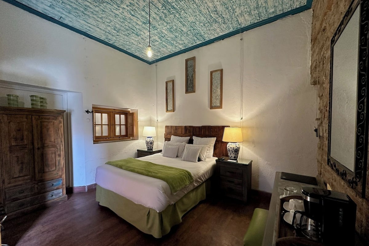 Deluxe Room, 1 Queen Bed | 1 bedroom, premium bedding, down comforters, individually decorated