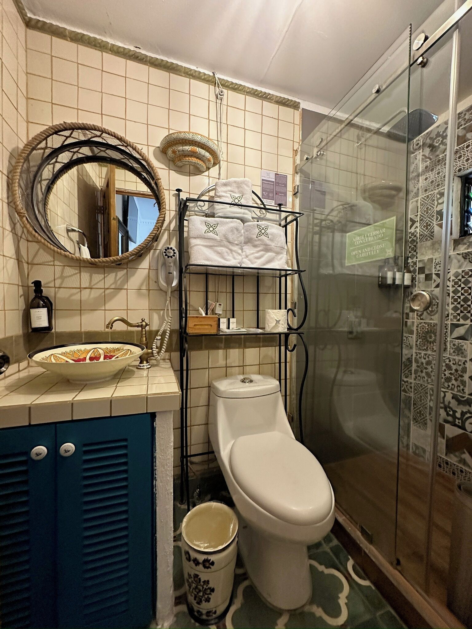 junior room | bathroom | free toiletries, slippers, towels