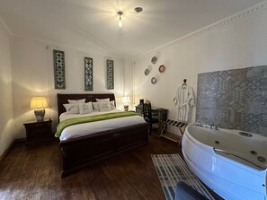 Habitación junior | Ropa de cama de alta calidad, edredones de plumas, decoración individual