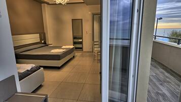 Minibar, caja de seguridad en la habitación y escritorio