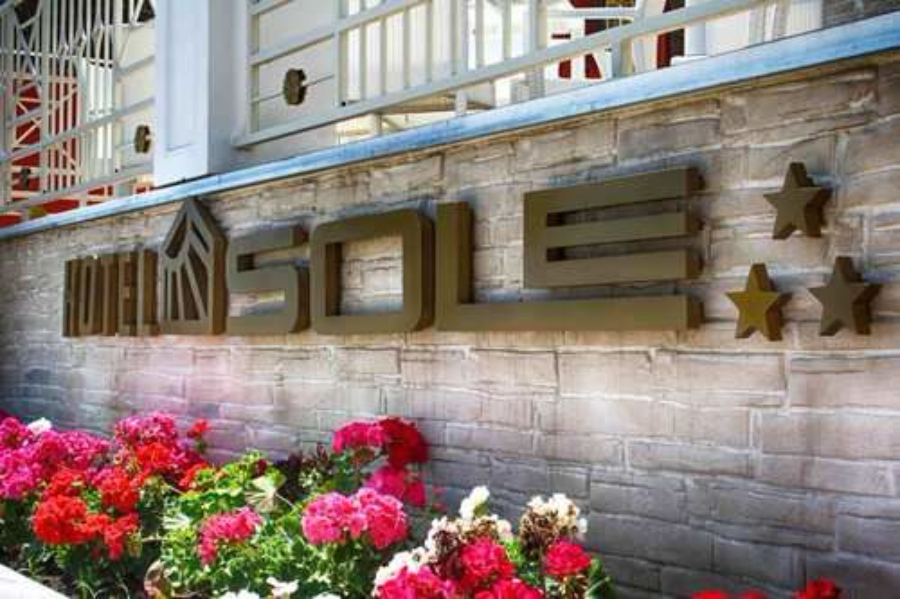 Un letrero de hotel con el nombre 'HOTEL SOLLE' y estrellas decorativas.