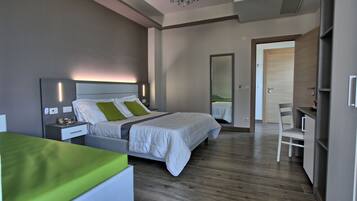 Doppia Deluxe | Minibar, caja de seguridad en la habitación y escritorio