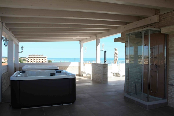 Bañera de hidromasaje exterior