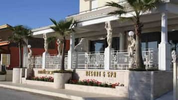 Vista frontal de la propiedad