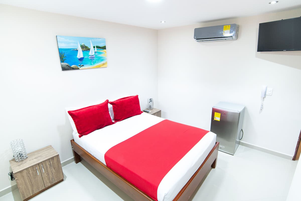 Egyptian cotton sheets, premium bedding, pillowtop beds, desk