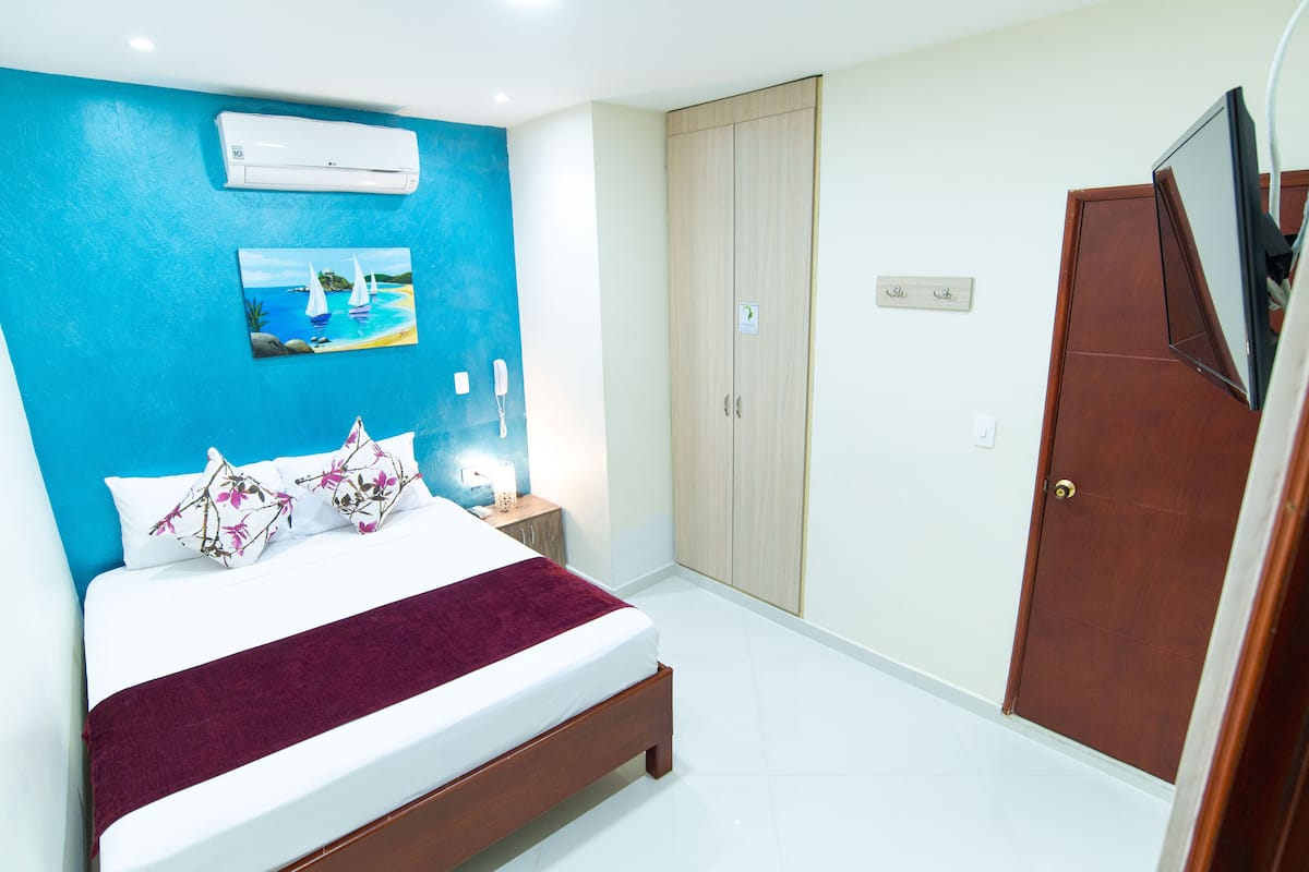 Egyptian cotton sheets, premium bedding, pillowtop beds, desk