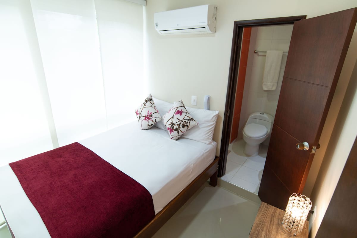 Egyptian cotton sheets, premium bedding, pillowtop beds, desk