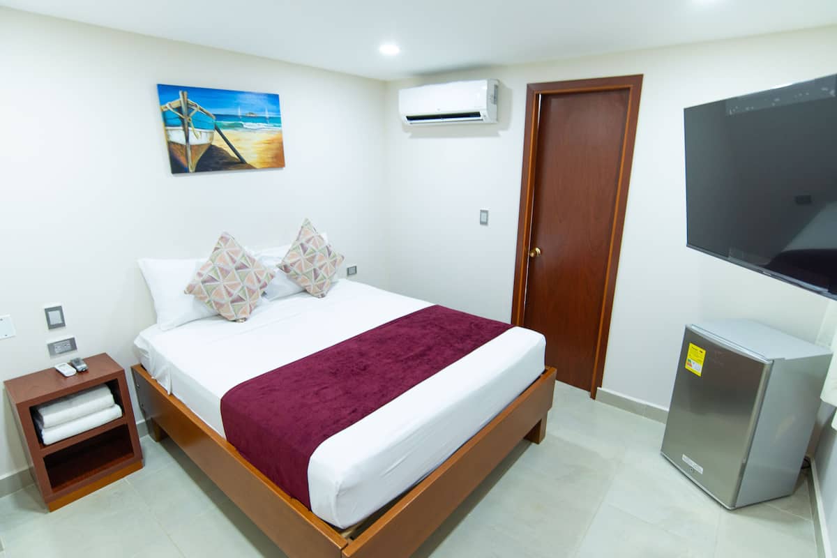 Egyptian cotton sheets, premium bedding, pillowtop beds, desk