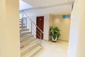 Télévision à écran plat de 32 pouces avec chaînes par câble, télévision