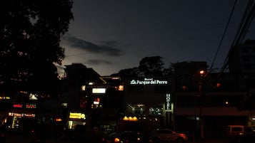 Bagian depan properti - sore/malam