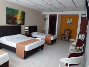 Family Room | Desk, iron/ironing board, rollaway beds - Hotel parque del perro (Cali)
