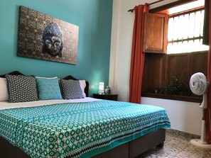 Habitación doble de diseñador, 1 cama King size, vista al parque | 1 habitación, minibar, decoración personalizada y muebles diferentes 