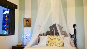 Signature Studio Suite, 1 Queen Bed, Kitchen, Garden View | 1 bedroom, minibar, individually decorated, individually furnished