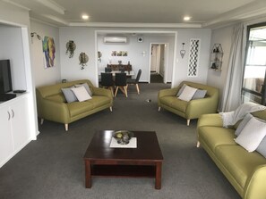 บ้านพัก, 3 ห้องนอน | บริเวณนั่งเล่น | ทีวีจอแบน