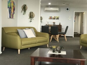 บ้านพัก, 3 ห้องนอน | บริเวณน  ั่งเล่น | ทีวีจอแบน