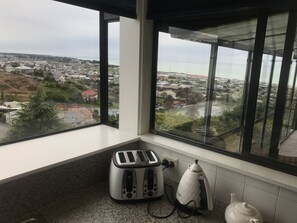 House, 3 Bedrooms | Private kitchen | Full-size fridge, microwave, oven, stovetop - Oamaru Holiday Homes 92 Aln Street (Oamaru)