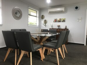 House, 3 Bedrooms | In-room dining - Oamaru Holiday Homes 92 Aln Street (Oamaru)