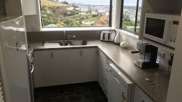 House, 3 Bedrooms | Private kitchen | Full-sized fridge, microwave, oven, stovetop