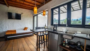 1 chambre, coffre-fort, fer et planche à repasser