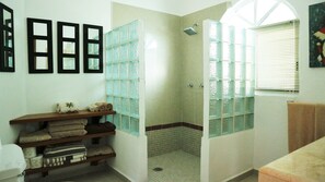 Honeymoon Suite, 1 King Bed, Non Smoking, Garden View | Bathroom shower