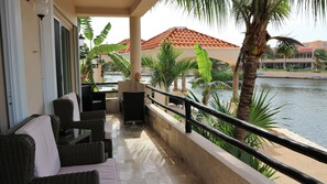 Condo premium, 2 quartos, cozinha, vista para a lagoa | Terraço/pátio