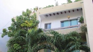 A two-story building with a balcony on the upper floor. - Casa Venecia (Playa del Carmen)