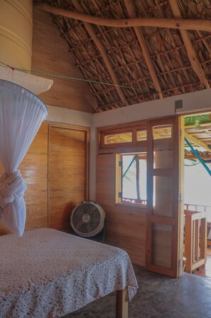 Bungalow, 1 Katil Kelamin (Double), Balcony, Oceanfront | Peti besi dalam bilik, meja, Wi-fi percuma 