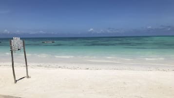 Sulla spiaggia, lettini da mare, teli da spiaggia