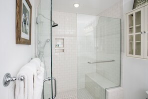 Bathtub, hair dryer, towels, shampoo - Exquisite Atrium Villa with Unequalled Ocean View -Amenity Card Included (Seabrook Island)
