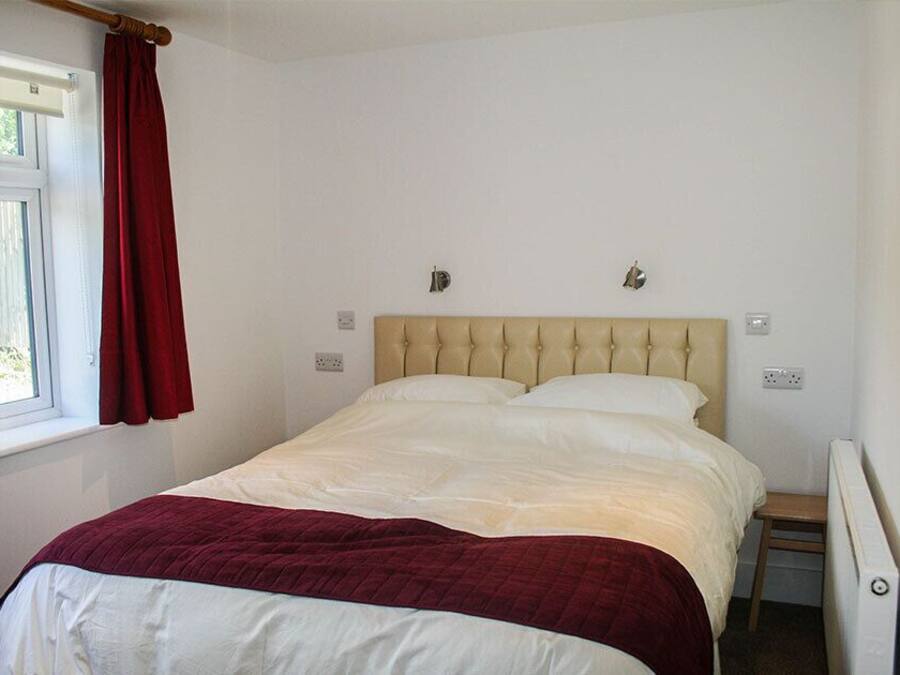 Desk, soundproofing, free WiFi, bed sheets