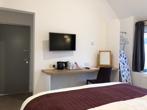 Desk, soundproofing, free WiFi, bed sheets - Bex Rooms (Worthing)