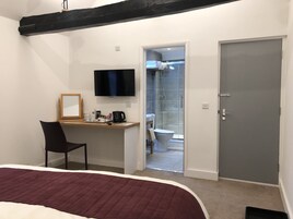 Escritorio, sistema de insonorización, wifi gratis y ropa de cama