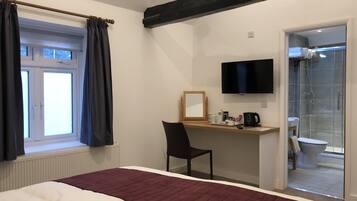 Desk, soundproofing, free WiFi, bed sheets
