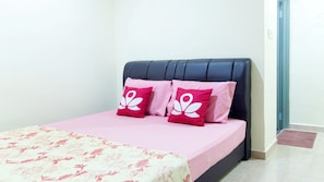 Desk, iron/ironing board, free WiFi - Kampung Guest House - Hostel (Langkawi)